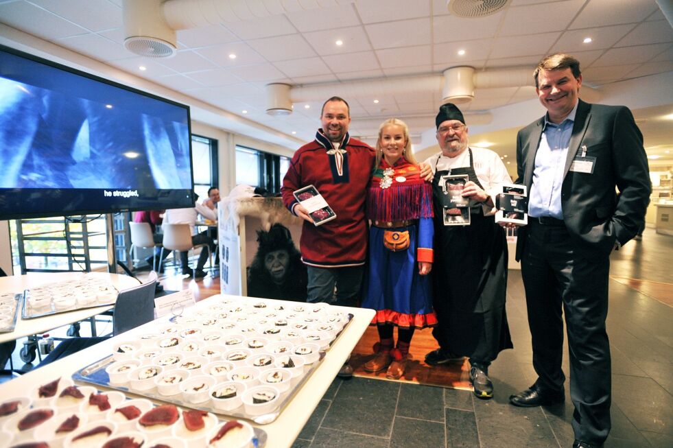 Are Figved (fra venstre), Silje Wilsgård, Neil Lupton og Tor Mikkel Wara sørget for at de ansatte i Norgesgruppen fikk en ekstra god lunsjopplevelse torsdag.
 Foto: Erik Brenli