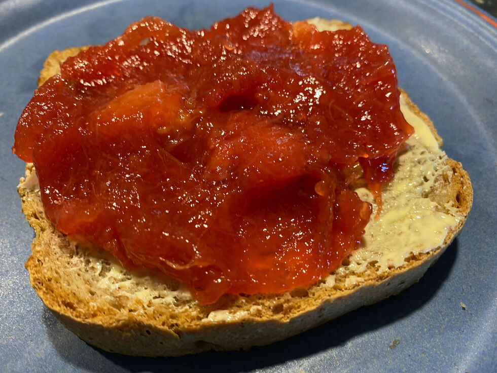 Blandingssyltetøyet smaker godt, både på brød, boller og til vafler i all sin herlighet, prakt og nydelige farge.
 Foto: Hallgeir Henriksen