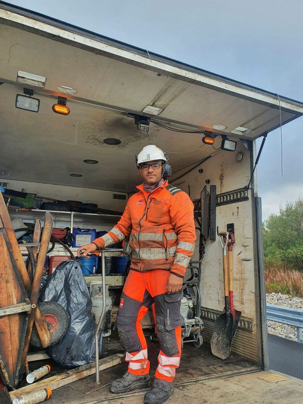 Kristian Melo, bas i Veidekke AS sier asfaltlegging tar rundt to uker. 
– Avhengig av om det blir mye regn og skjer andre ting som kan forsinke, sier han.
 Foto: Tom Hardy
