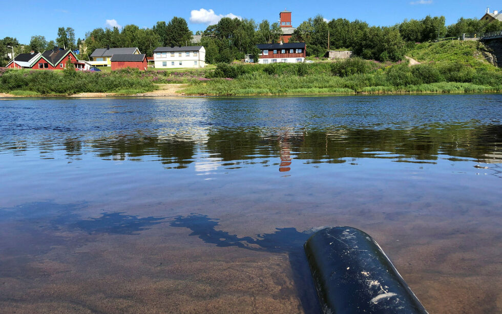 Svart og stin­kende motor­olje rant rett ut i lak­se­vass­dra­get da Sá­gat besøkte stedet.
 Foto: Stein Torger Svala