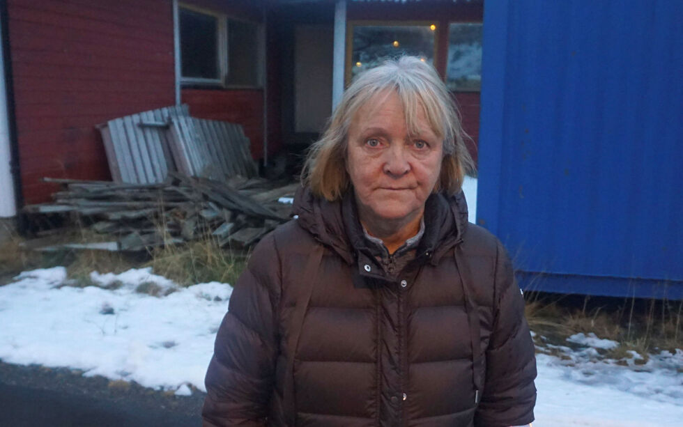 Aslaug Amundsen er sint og opprørt over at nabolaget hennes mer og mer fremstår som ei søppelfylling. I bakgrunnen ses materialrester.
 Foto: Geir Johansen