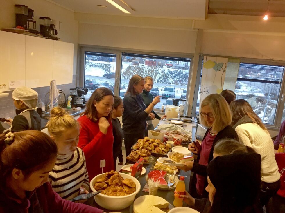 Gjestene strømmet til Kirkenes skolemusikkorps sin kafé på Barentsmessa, noe som ga klingende mynt i kassa.
 Foto: Hallgeir Henriksen