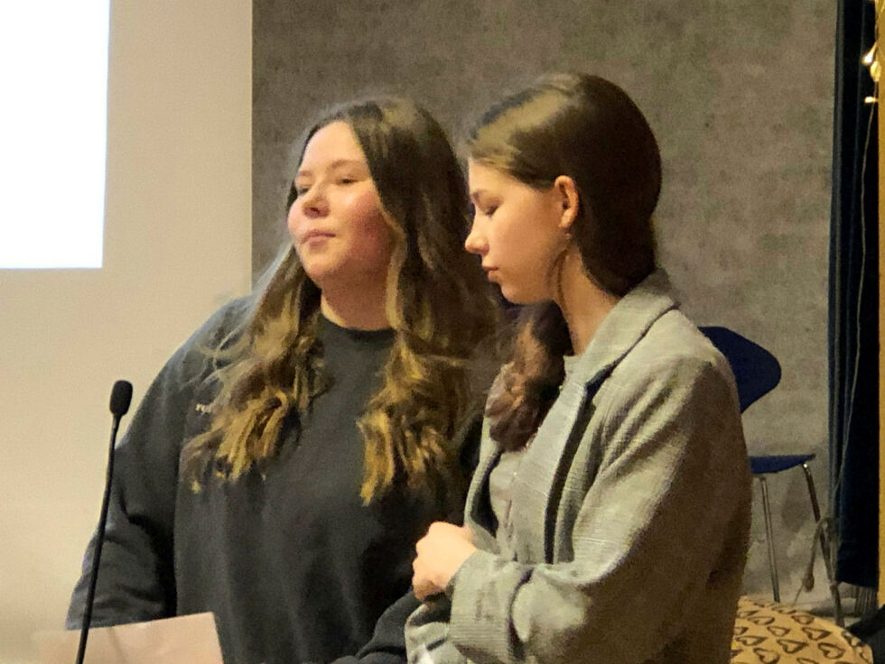 Julie Solbakken og Jana Gulsrud fra ungdomsrådet fremmet krav overfor årets siste kommunestyre i Karasjok, og de fikk svar i budsjettet.
 Foto: Stein Torger Svala