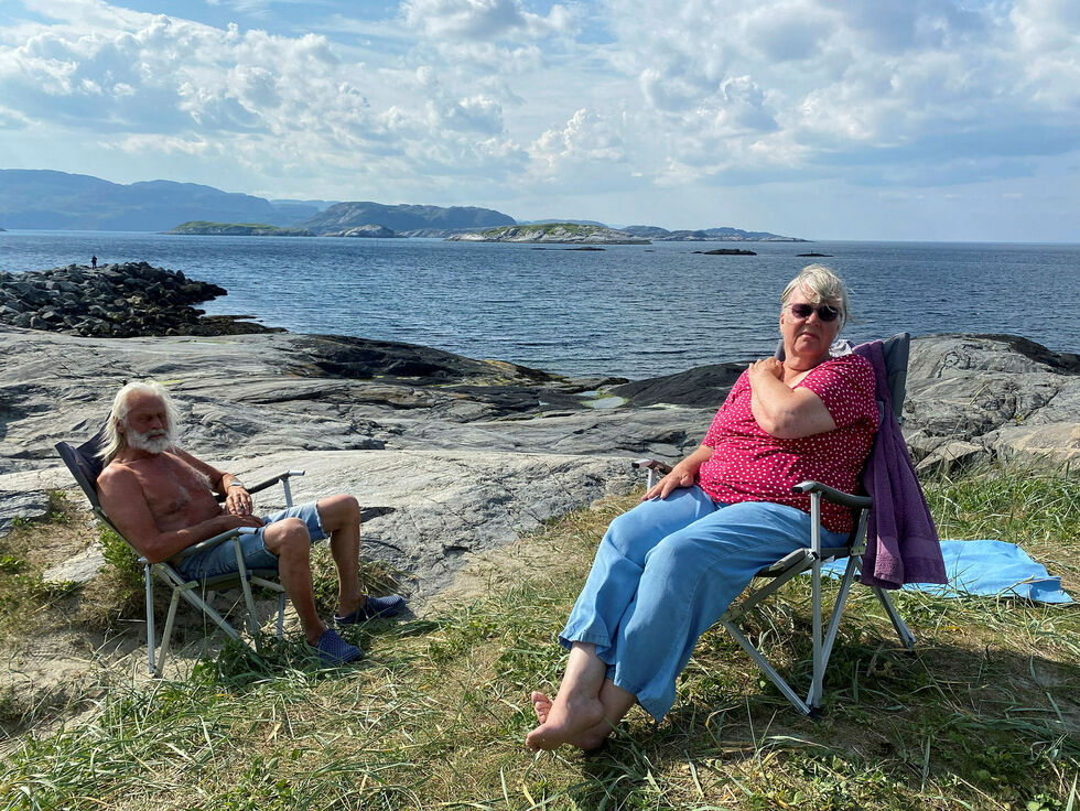 Til ære for Ságats reporter hadde Regine og Bernhard Barraz snudd stolen mot syd. Ellers fulgte de nøye med både hval, fisk og fugler i Nordishavet.
 Foto: Hallgeir Henriksen