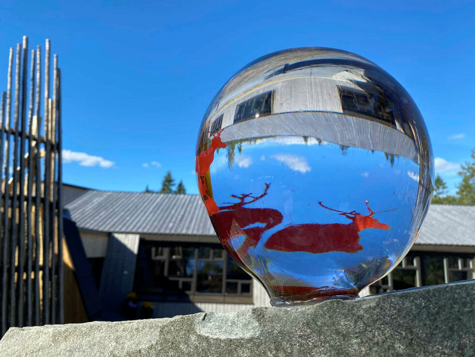 Kunstverket «Bissie giebnie» av Tomas Colbengtson. Det permanente skulpturelle glasskunstverket hans er plassert utenfor det nye museumsbygget til Saemien Sijte i Snåsa.
Foto: Saemien Sijte