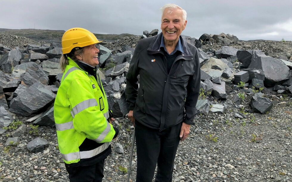 Skytebasen og skulptøren fant tonen. Jostein Eliassen og Birthe Marie Løveid på jakt etter «Nordens Klippe».
 Foto: Stein Larsen
