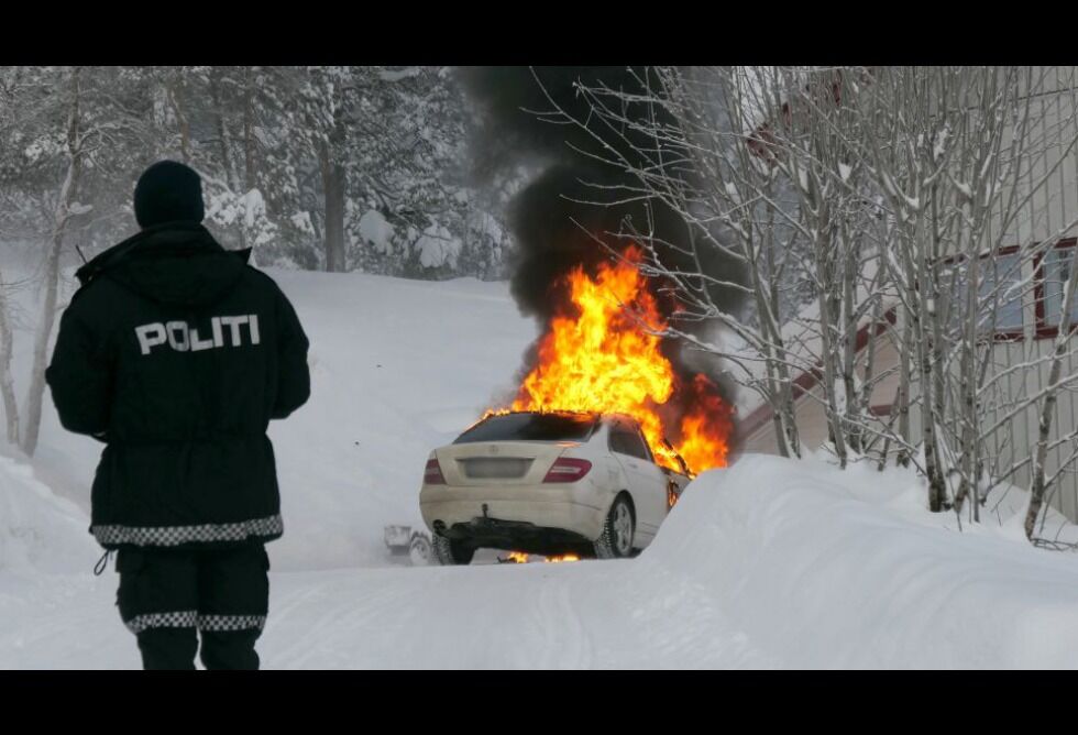 Bilen tok fyr inne i garasjen under oppstart, men eieren trakk å rygge den ut på gårdsplassen før den var overtent.
 Foto: Stein Torger Svala