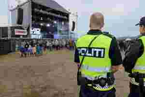 Klipper festivalbånd etter aggressiv oppførsel