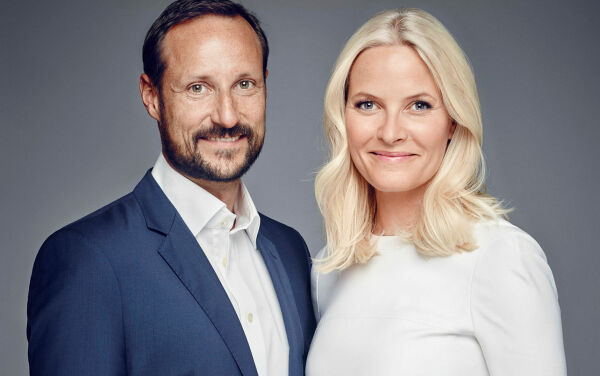 Kronprinsparet feirer på nyskolen