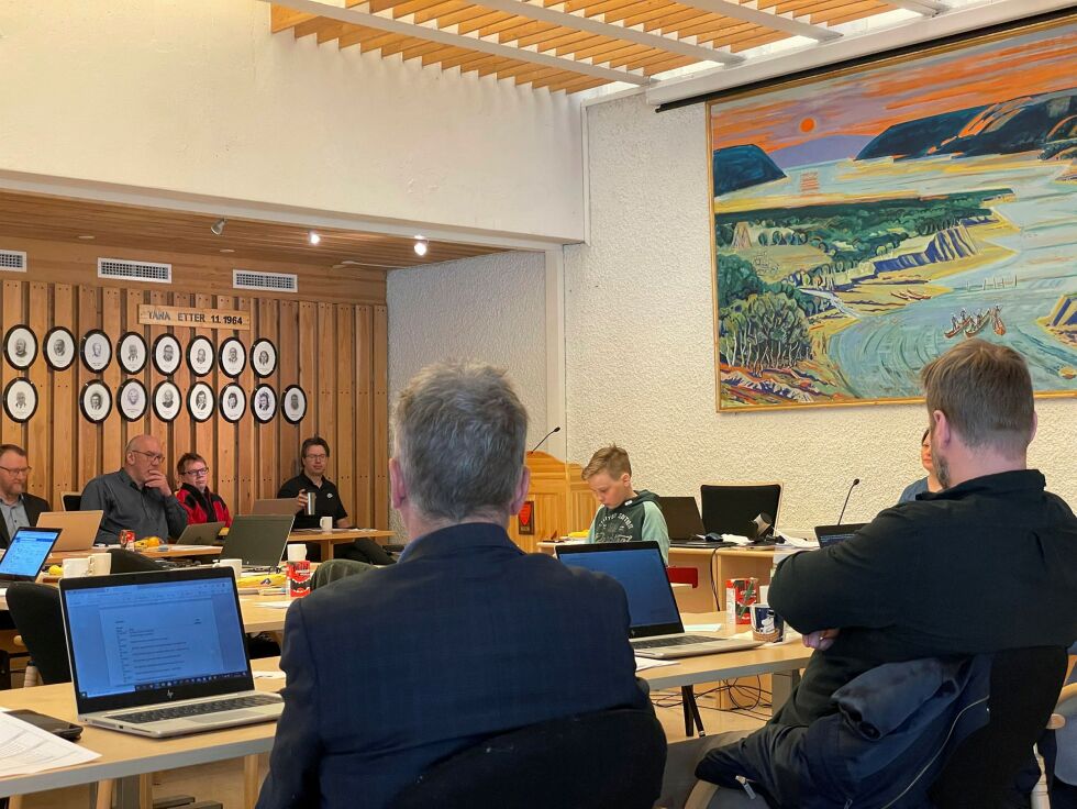 Lemet Thrane Solbakk sørget for at kommunestyrepolitikerne i Tana fikk med seg litt kultur i starten på møtet.
Foto: Birgitte Wisur Olsen