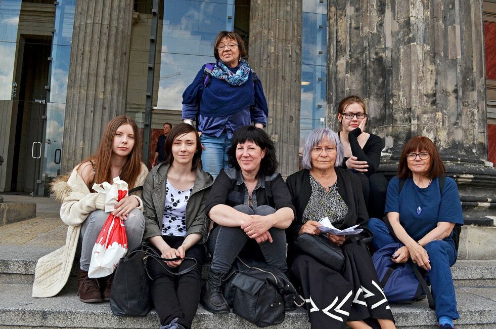Fra venstre Máijá Rasmus, Laila Labba, Ragnhild Nystad (stående), Elin Andersen, Annelise Josefsen, Lisa Marie Boine, Else Marie Isaksen utenfor Altes Museum, Berlin.
 Foto: Eva Aira