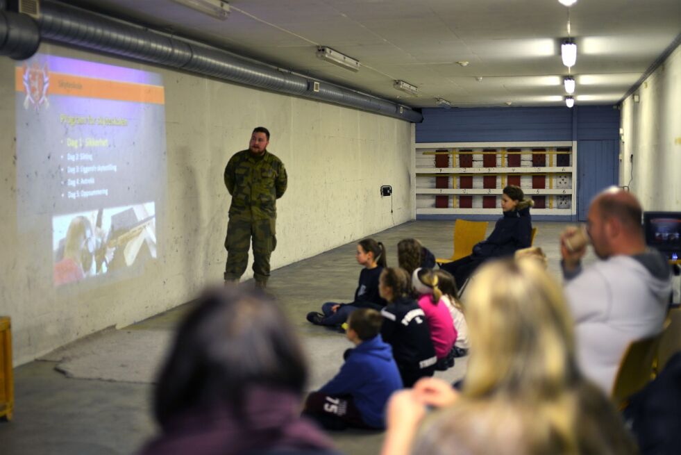 Første skoledag fikk også foreldrene delta. Skyteskolen hadde 15 påmeldte, der ni stykker var helt ferske skyttere.
 Foto: Hannah Persen