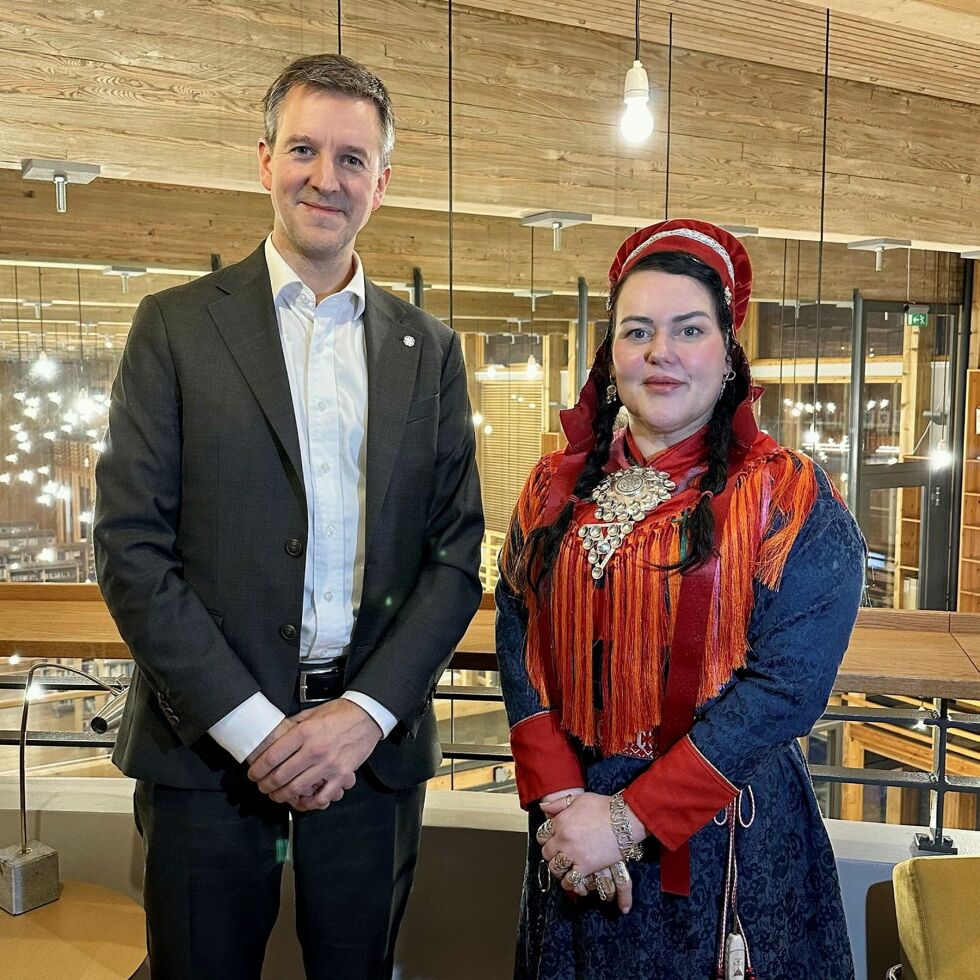 Kommunal- og distriktsminister, «sameminister», Erling Sande (Sp) kommer til Sametinget neste uke i anledning plenums behandling av Sannhets- og forsoningskommisjonens rapport. Her sammen med sametingspresident Silje Karine Muotka (NSR).
 Foto: Sametinget