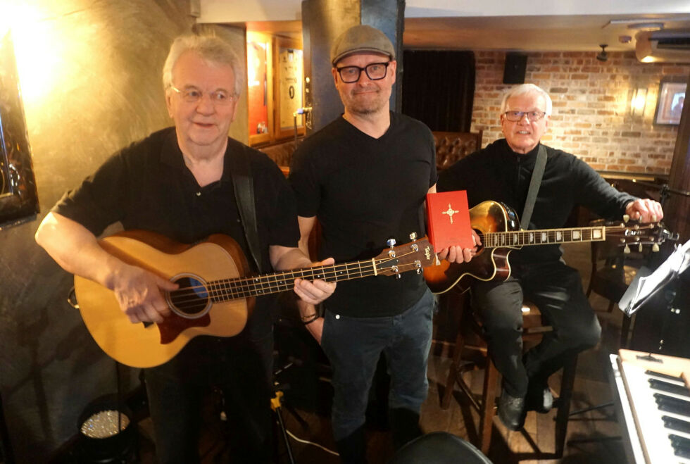 De stiller opp med sang og musikk for salmer på pub på Nøden i Honningsvåg fredag 13. desember. Fra venstre Knut Wagelid, Onar Haugli og Ole Hartvig Jensen.
 Foto: Geir Johansen