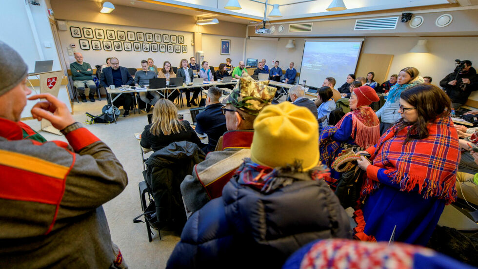 Det ble trangt om plassen i kommunestyresalen da vindkraft sto på møteplanen.
 Foto: Cecilie Bergan Stuedal