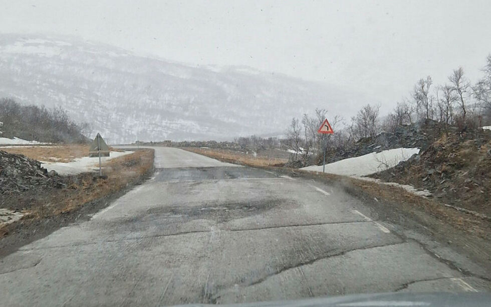 Til høsten blir det utbedret opp til Vestertanafjellet der parsellen møter Tarmfjordbakken. Altafirmaet Anlegg Nord AS hadde laveste anbudet på den 1.985 meter lange Tarmfjordbakken med 21,8 millioner kroner og gjorde jobben tilbake i 2016.
 Foto: Tom Hardy
