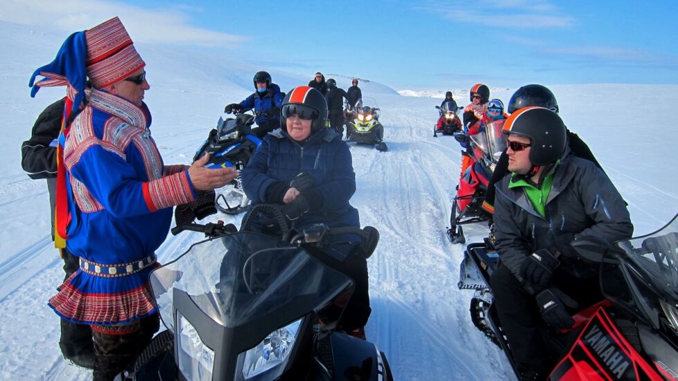 Reineier Nils Henrik Sara kjører mer enn gjerne statsminister Erna Solberg, landbruksminister Jon Georg Dale og sametingets Silje Karine Muotka med opp til reinflokken, som takk for avgiftslette på kjøretøy i næringen.
 Foto: Rita Heitmann
