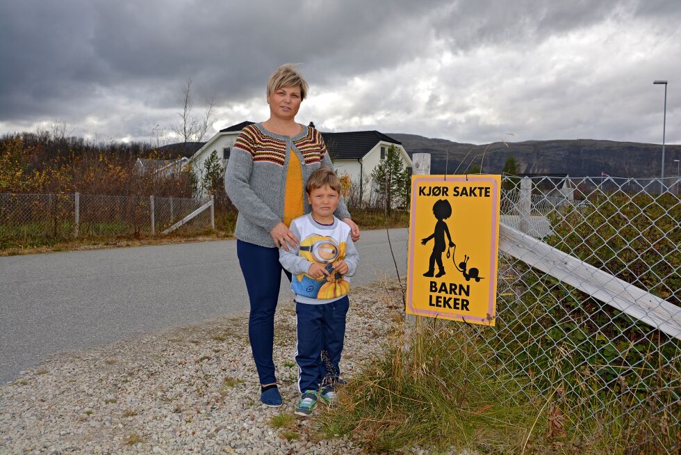 Charlotte Johannessen måtte selv kjøpe et skilt med teksten «Kjør sakte. Barn leker». Hun hadde et håp om at dette skulle få bilistene som ferdes i Lyngveien til å senke farten, men hun opplever at skiltet har liten effekt på enkelte.
 Foto: Kystverket