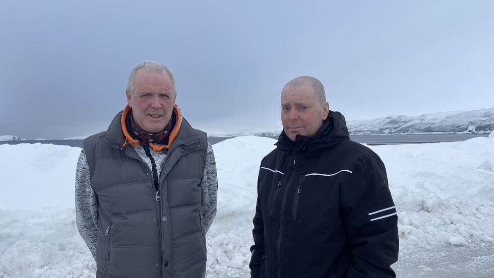 Dag Rønnekleiv (til venstre) og Sverre Olsen fortviler over utbyggingen av mobildekningen i den lille bygda Revsneshamn som har stoppet opp.
 Foto: Cecilie Ditløvsen