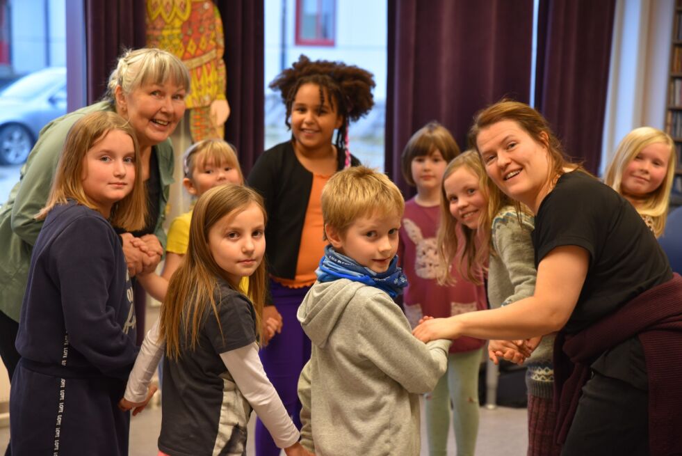 Elevene i Kvænsk sanggruppe med kulturskolerektor Irene Persen og lærer Gro Ratama Skanke varmer opp i sirkelen. På bildet ser du Margrete Vidal, Carina Kåven, Karoline Torvik, Michaela Forfang-Onuoha, Johannes Vidal, Alma Sofie Harangen, Ingrid Johanne Riise-Bjørnstrøm og Hilja Skanke.
 Foto: Kristin A. Humstad