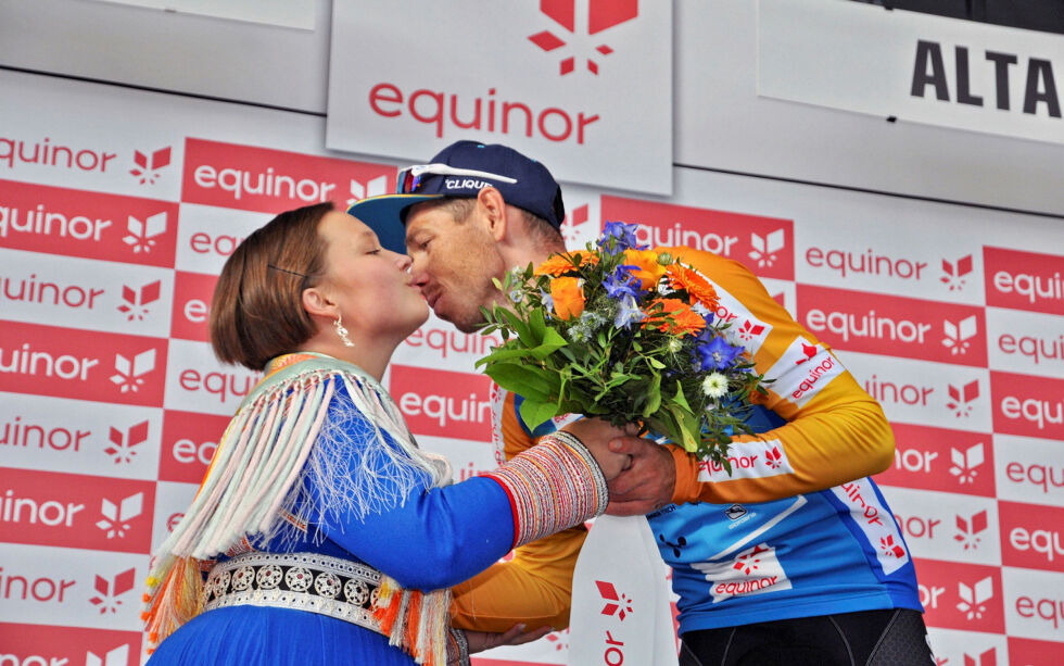 Startskuddet for Arctic Race of Norway i 2023 går av i Kautokeino for første gang. Bildet er fra Arctic Race of Norway i 2018 der Anne Risten Eira delte ut blomster til vinneren.
 Foto: Arkivfoto
