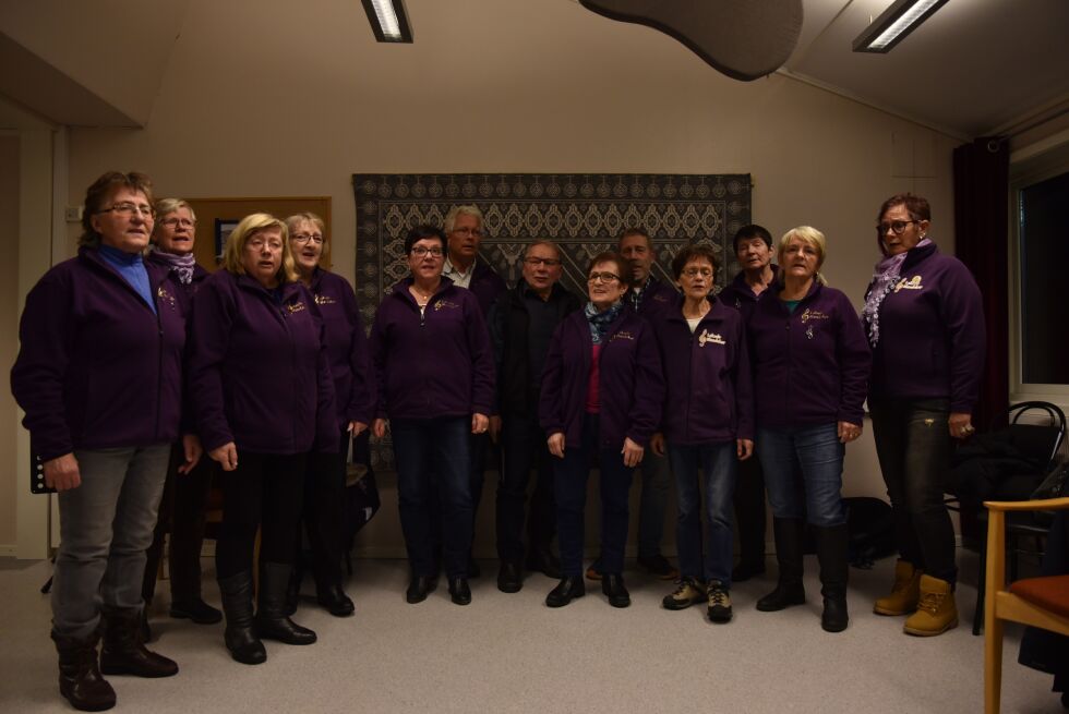 Dagens medlemmer i Lakselv Blandakor er (på bilde) Idar Asbjørn Liland, Bjørnar Steffensen, Oddbjørn Karlsen, Randi Salen Hansen, Ragnhild Karin Sivertsen, Britt Marion Jensen, Britt Andersen, Margrethe Bakkevold, Else Hansen, Gerd Marie Østbø, Aud Liland, Magnhild Nyby og Randi Karlsen og tre medlemmer som ikke er med på bilde: Jan Hoem, Jan Eirik Rasmussen og Elisabeth Volleberget.
 Foto: Kristin Humstad