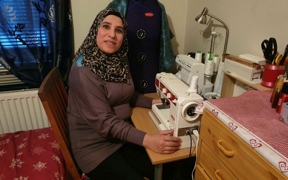 I gamle dager var det en syerske på hvert et nes. I dag driver Basema Alkurdi fra Syria, Tanas eneste syverksted, hjemme på soverommet i Tanabru. FOTO: TOM HARDY