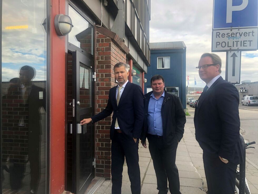 Rune As­lak­sen (i mid­ten) fra LBT på vei inn i rett­en med ad­vo­kat­ene Hans Arne Ny­sæ­ter og Ben­ny Solheim. Det er satt av fire dag­er til retts­sak­en.
ALLE FOTO: Bir­git­te Wisur Olsen