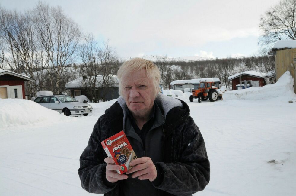 Steinar Sivertsen synes de nye pakkene med Joika er både for små og for dyre. – Skal vi to her i huset bli mette må vi kjøpe to pakker, slår han fast.