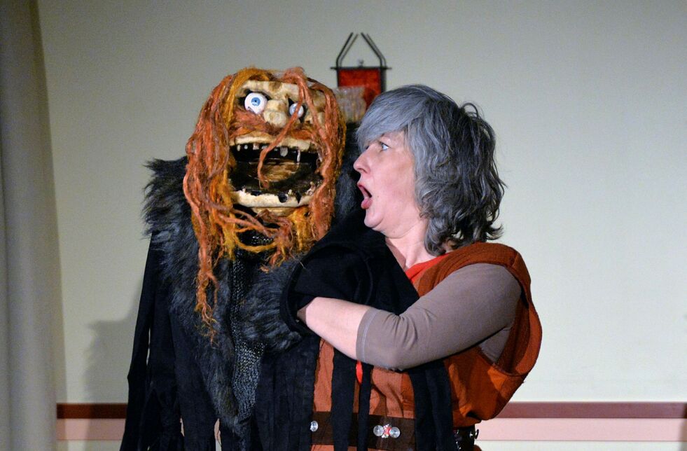 Den modige samejenta må overliste Staaloe og hans kone for å befri foreldrene. Åarjielhsaemien Teatere - Sydsamisk teater, som holder til i Mo i Rana, har hatt stor suksess med forestillingene om Staaloe.
 Foto: Steinar Solaas
