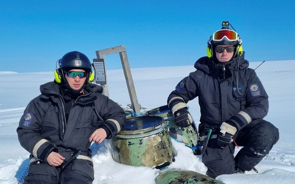 Hans Ivar Hortmann (til venstre) og Christer Michaelsen kan tilby 20 slike «høyfjellshotell», eller fôringsstasjoner, til fjellreven på Varangerhalvøya.
 Foto: Torbjørn Ittelin