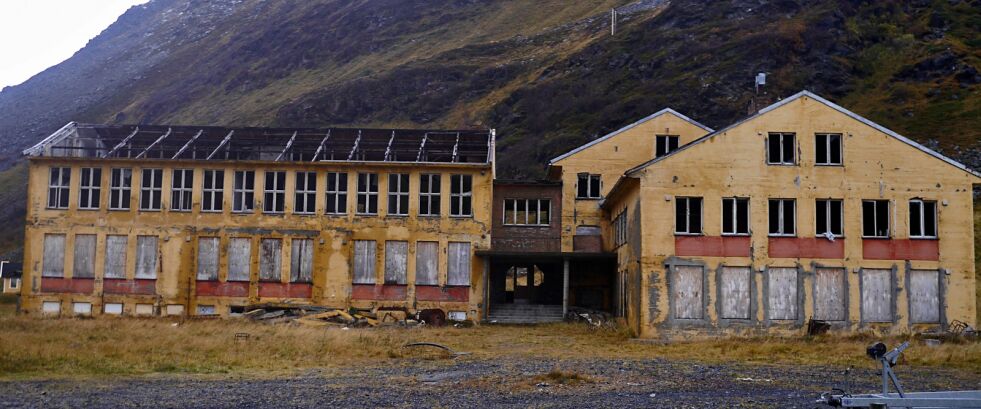 Nordkapp kommune har satt av to millioner kroner til riving av den sterkt forfalte internatbygningen på Sarnes i 2020.
 Foto: Geir Johansen