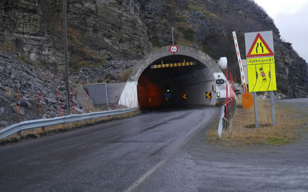Arbeidet med den nye tunnelen er blitt forsinket på grunn av mye vanskelig fjell, ifølge entreprenør Skanska. Det ble varslet at den nye Skarvbergtunnelen skulle åpnes i desember i fjor. Så er åpning flere ganger blitt utsatt. Det er beregnet at nytunnelen vil koste 1.423 millioner kroner. Foto av inngangen til den gamle tunnelen fra sørsiden.
 Foto: Geir Johansen
