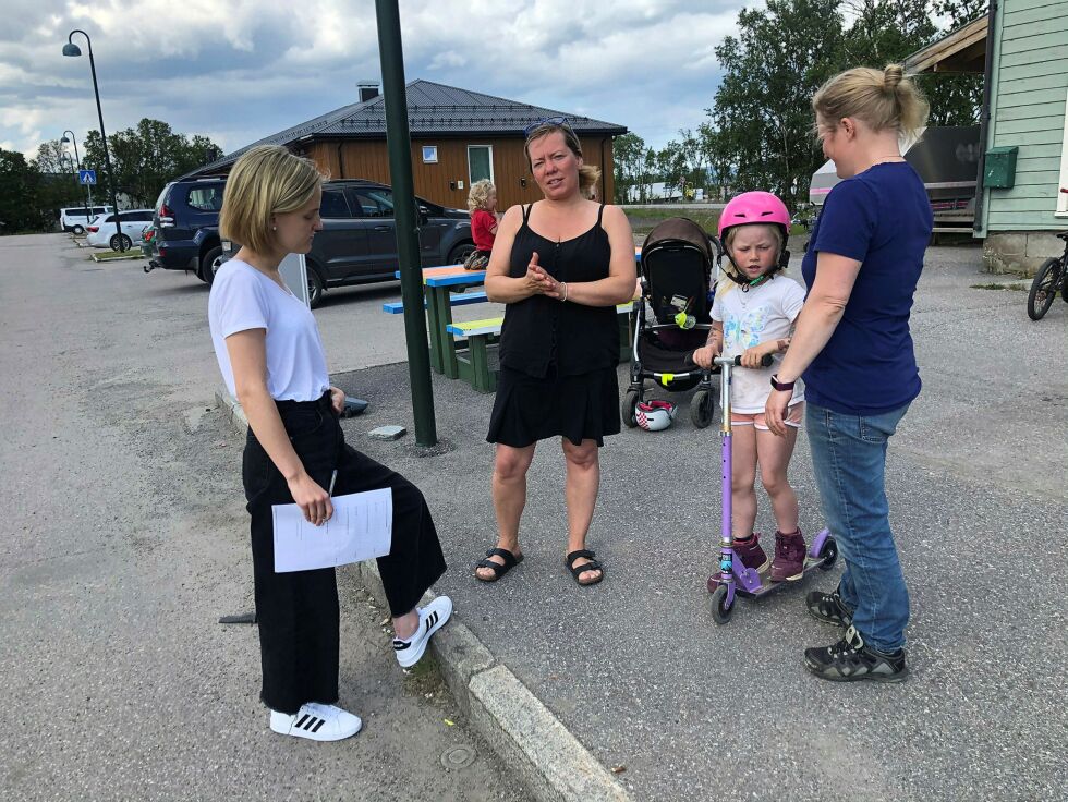 Ellinor Skartland, Ellen Kristine Saba, Solveig Malen Blien og Gunhild Blien kommer fort i ivrig diskusjon om ulike sider ved språkarbeid.
ALLE FOTO: Birgitte Wisur Olsen