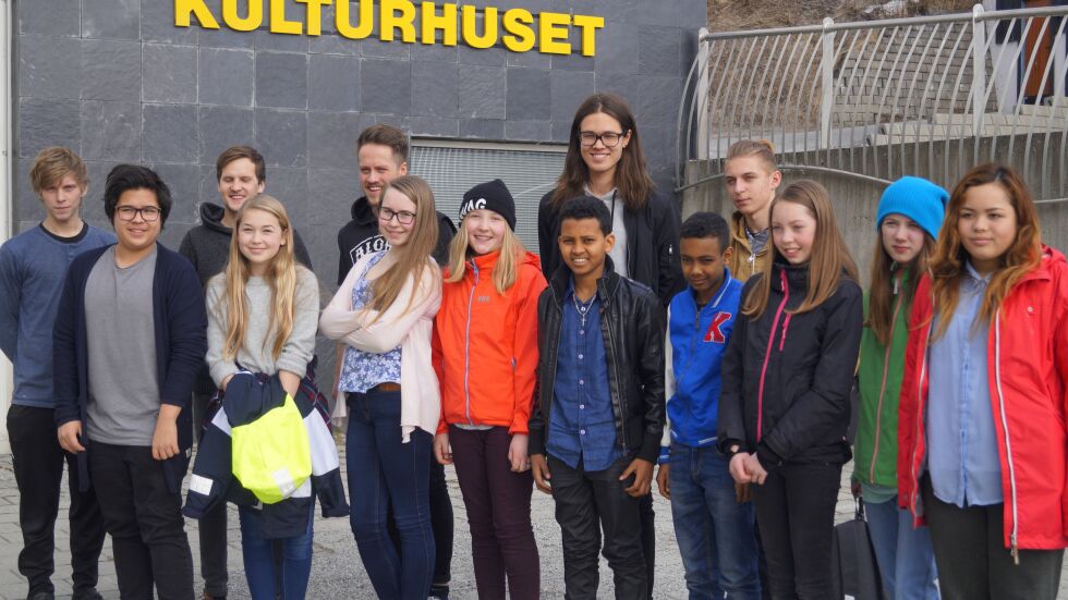 Evenes ungdomsklubb (fremre rekke) har vært i Finnsnes og møtte bandet Sweet Scarlet (bak).
 Foto: Evenes kommune