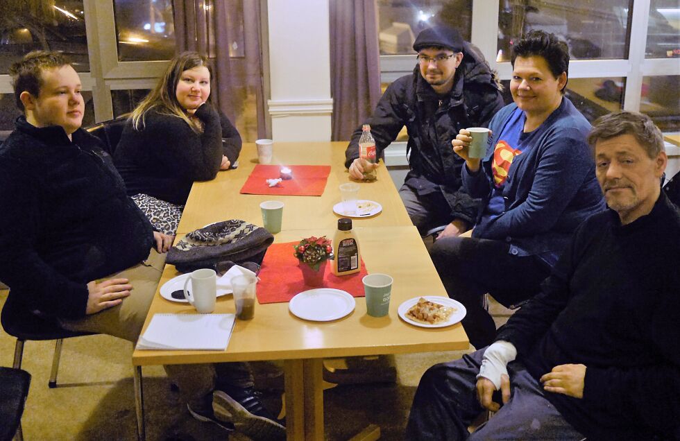 Her er noen av de som var samlet på Parken kafé i Honningsvåg sist lørdag kveld. Da ble det servert julegløgg og pizza. Nå skal helgetilbudet utvides til fredager også. Fra venstre Simon Johansen, Stine Veronica Nilsen, Jani Øvervold, Elin Adolfsen og Kenneth Mathisen.
 Foto: Geir Johansen