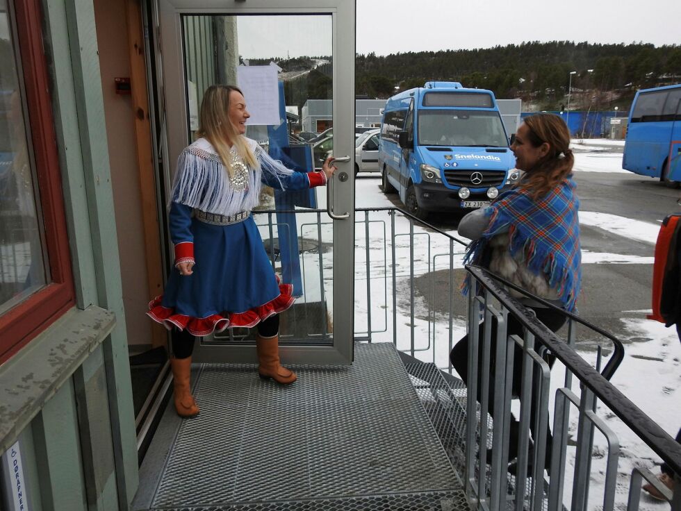 Leder May Helen Schanche tar imot statsråd Linda Hofstad Helleland på RESAK i Karasjok. Foto Lars Birger Persen
