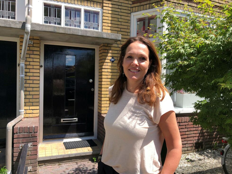 Al­bert­ha fra Leeu­war­den er glad for at hun fikk fri­sisk­språk­li­ge jord­mød­re da hun fød­te sine barn. Men å få bar­na til å snakke fri­sisk ut­en­for hjem­mets dø­rer, er en ann­en øv­el­se. FOTO: Stein Tor­ger Svala