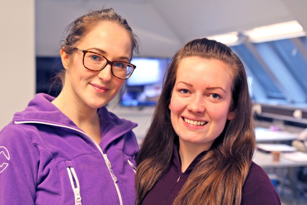 Både Kamilla Finboe (26) og Martine Bekkeli Stiby (22) fra Sør-Varanger, kan varmt anbefale Campus Kirkenes UiT, Norges arktiske universitet. Fokus på samarbeid, god oppfølging og jevnlige studieoppgaver motiverer og hjelper dem gjennom studiet.
 Foto: Silje L. Kvammen