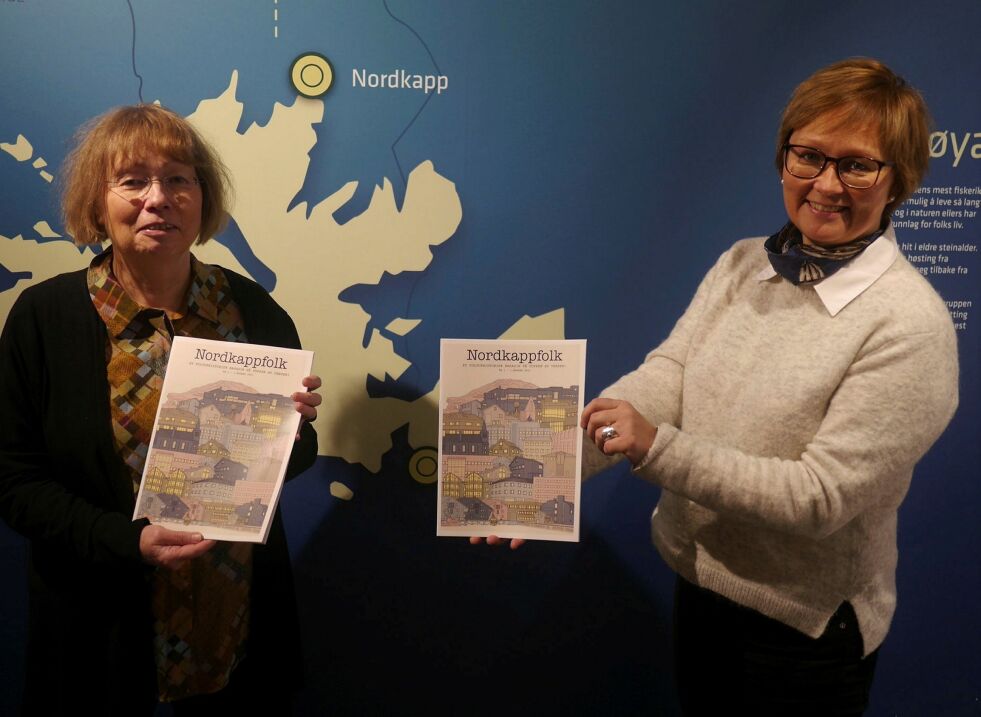 Redaktørene Marit Tjernstad (til venstre) og Heidi Holmgren viser stolte frem den første utgaven av magasinet «Nordkappfolk».
 Foto: Geir Johansen