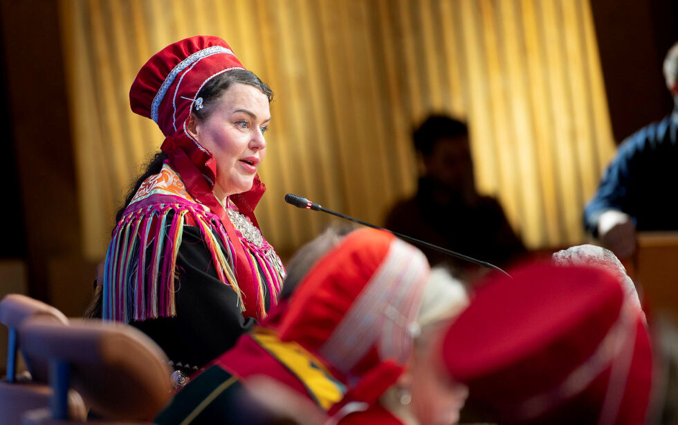 – Når det foreligger en konflikt som ikke kan løses politisk, så er det helt naturlig å gå til domstolene for å løse den, sier sametingspresident Silje Karine Muotka (NSR).
Foto: Cecilie Bergan Stuedal