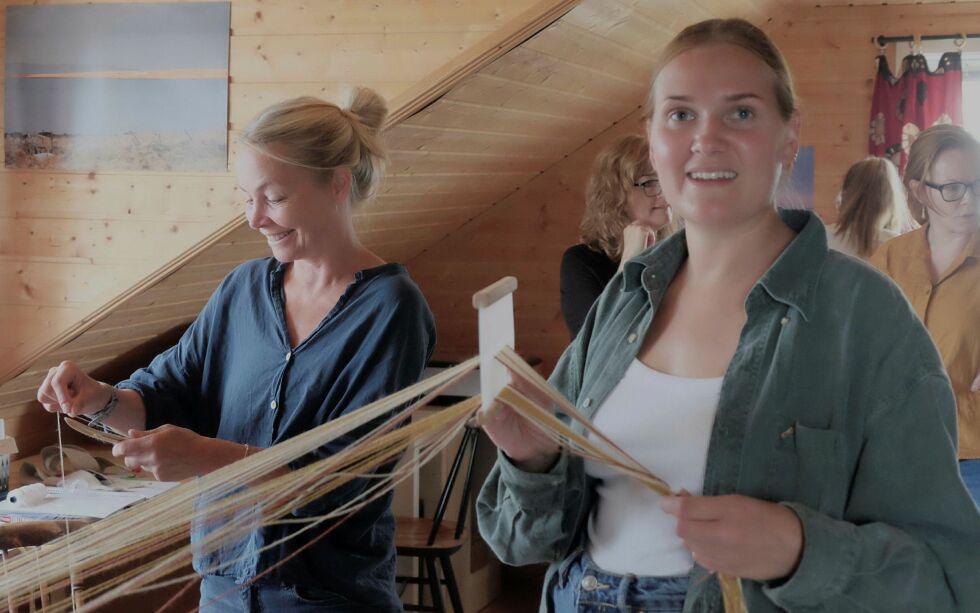Katrine Raade fra Bærum (til venstre) og Lea Huru som bor i Oslo, får en innføring i grindveving som blant annet benyttes til veving av belter og kommagbånd.
 Foto: Bjørn Hildonen
