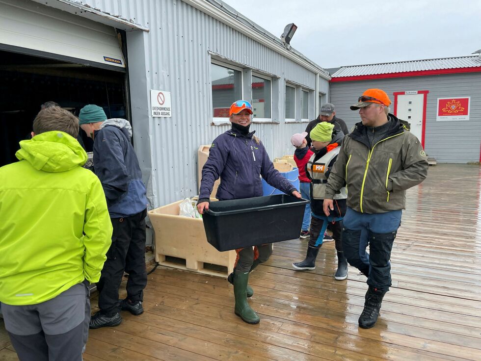 Frøydis Seipæjærvi går av gårde med fisken, og er tydelig fornøyd med fangsten.
 Foto: Birgitte Wisur Olsen