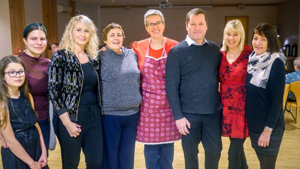 Disse var noen av de som torsdag stilte frivillig opp for å stelle i stand en vellykket førjulsfeiring på Nordkapp menighetshus. Fra venstre Thea Leinan, Nadia Leinan, Nina Beate Jensen, Bente Floer, Benedicte Færevåg, Torgeir Walsøe, Mona Johnsen og Britt Heidi Tveit.
 Foto: Geir Johansen