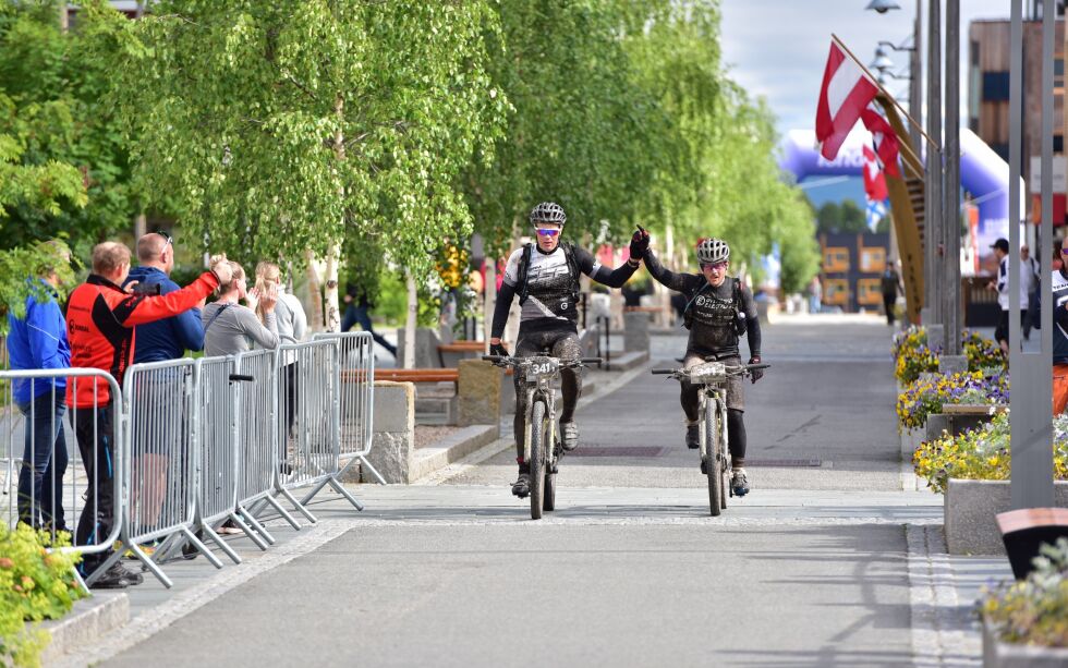 Etter at Tor Espen Jolma vant Offroad Finnmark 700 kilometersløypa i fjor, var han og makkeren Bjørn Vidar Suhr i Team CSP/Øverbygd Elektro absolutt å regne med under årets 300-ritt. Og kun to minutter skilte lagene. – Vi gjorde et ærlig forsøk helt inn mot mål. Men det holdt dessverre ikke denne gangen, uttalte Jolma, etter at han sammen med Suhr kom inn til sølv.
 Foto: Anders Abrahamsen/Offroad Finnmark