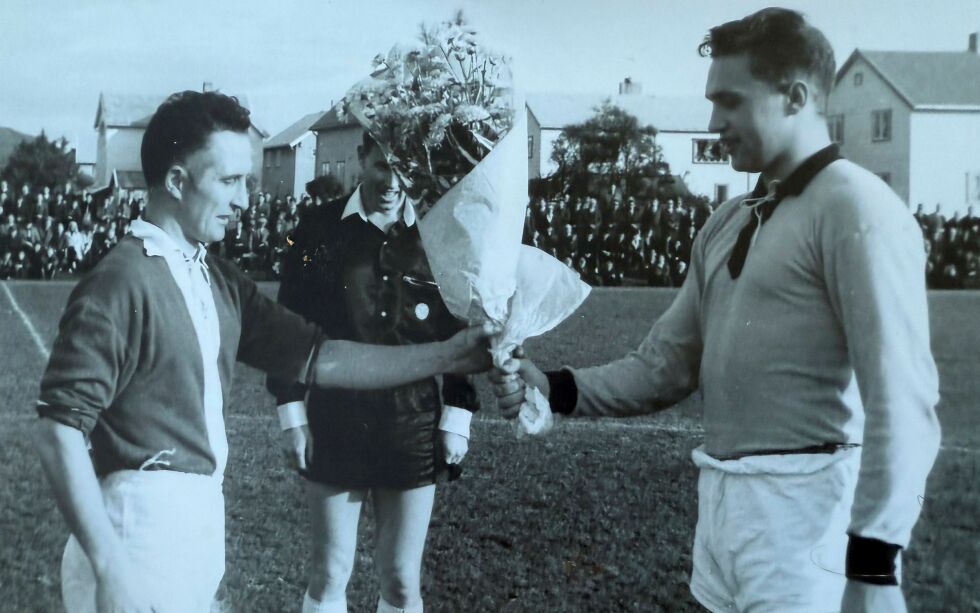 Her hilser kapteinene Arne Schistad og Arne Hanssen på hverandre før kampen i Bodø i 1965.
 Foto: Arne Schistads fotosamling