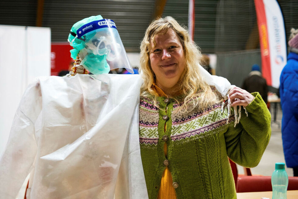Silje Nicolaisen pratet om yrkesmulighetene med mange ungdommer på yrkes- og utdanningsmessa.
 Foto: Karolina Ulfig