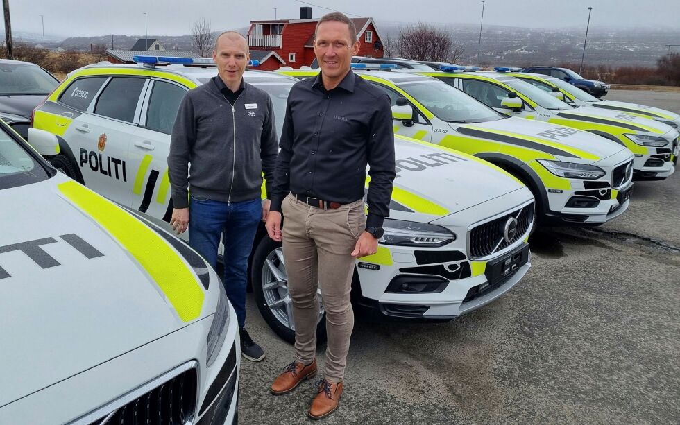 Svein Reiersen (fra venstre) og Børre Kristoffersen hos Harila i Vestre Jakobselv leverer i disse dager ut fem nye biler til Politiet i Finnmark.
FOTO: TORBJØRN ITTELIN