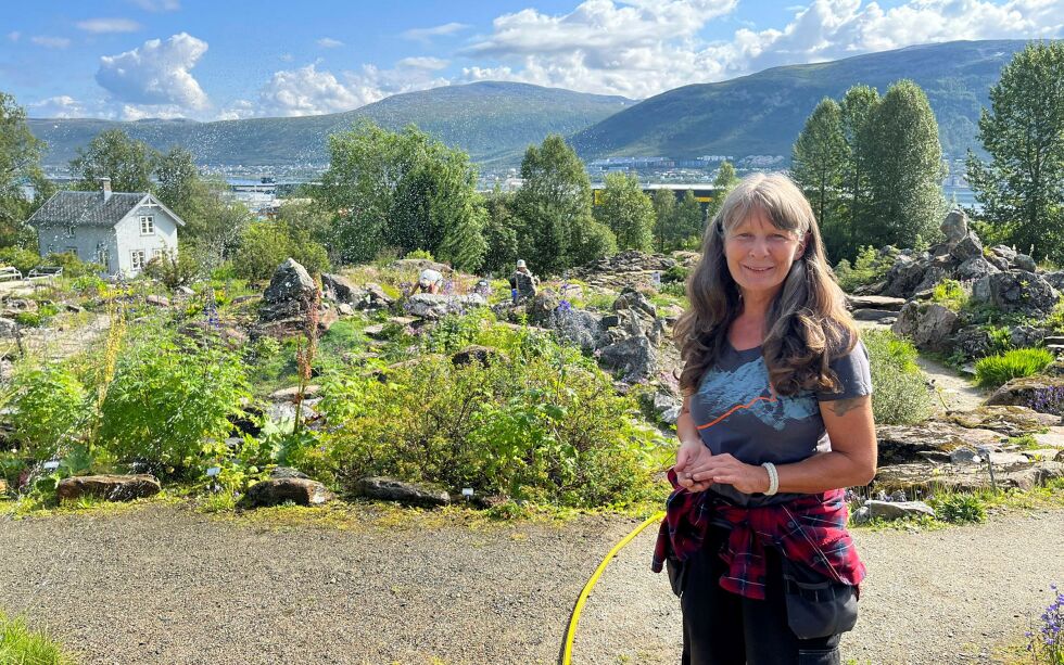 Eva Skulgam jobber som gartner ved Tromsø arktisk-alpine botaniske hage.
 Foto: Elin M. Wersland