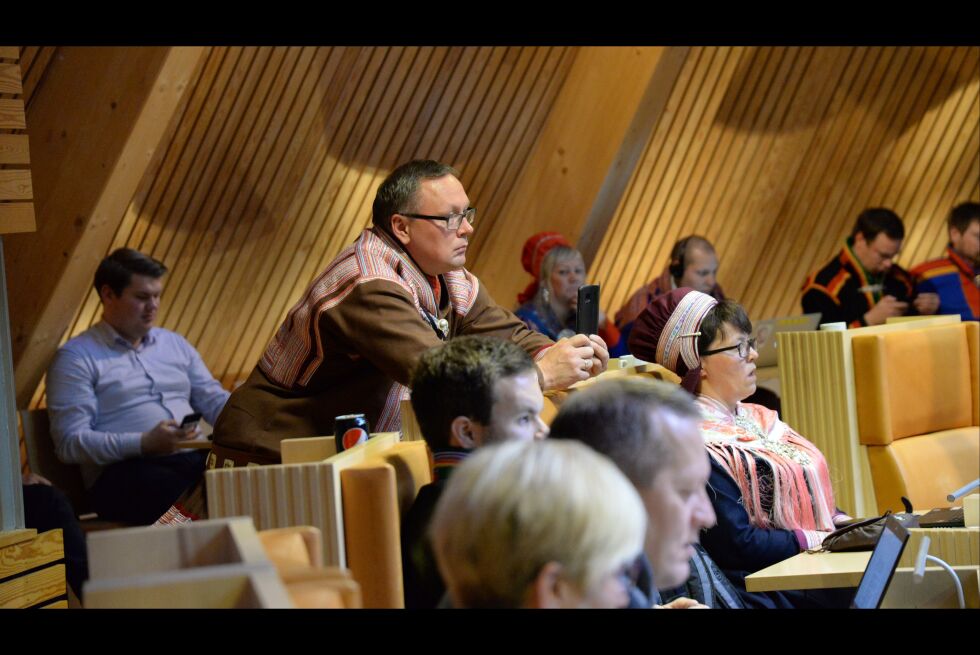 Hans Ole Eira (stående) var saksordfører for saken Finnmarkseiendommen - samstyring. Her følger han debatten.
 Foto: Steinar Solaas